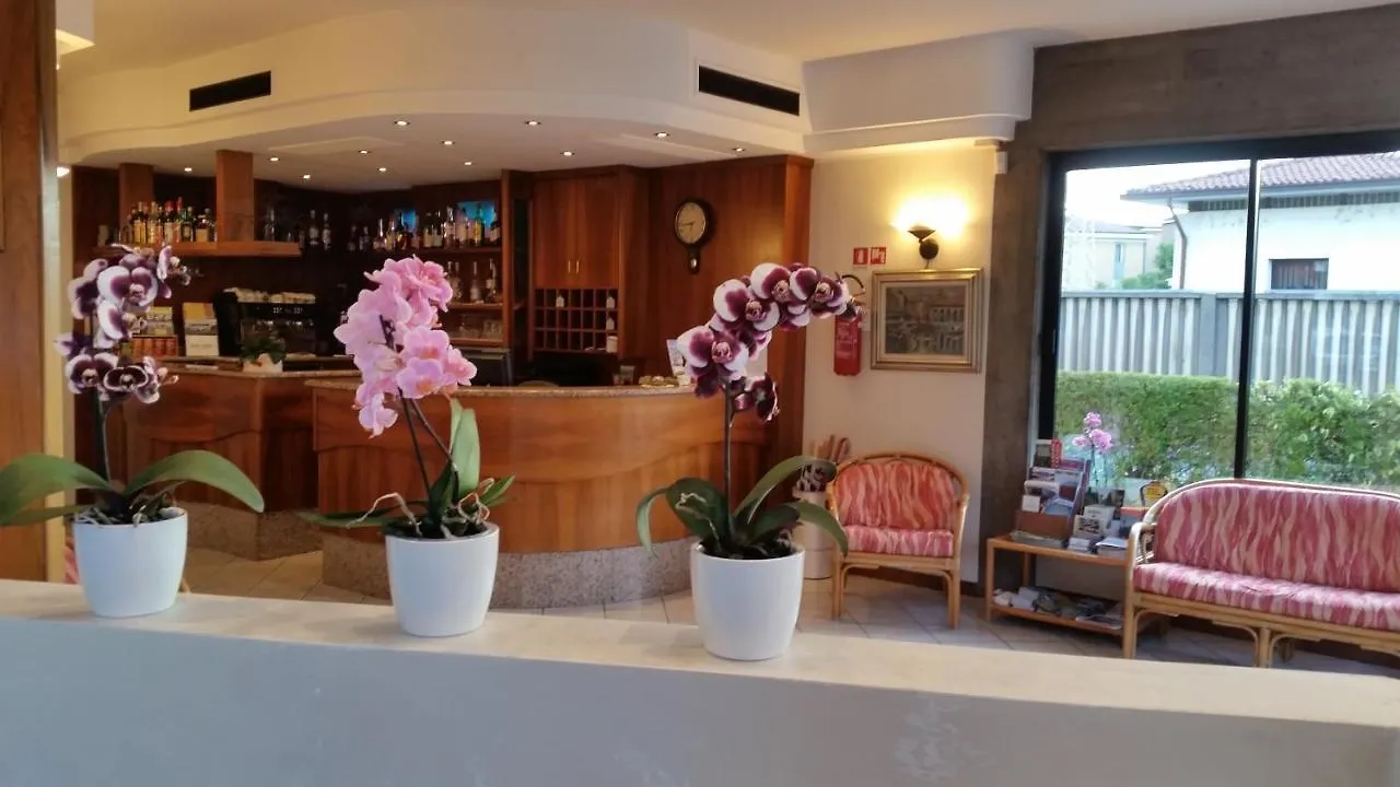 Albergo Al Cacciatore Desenzano del Garda Hotel