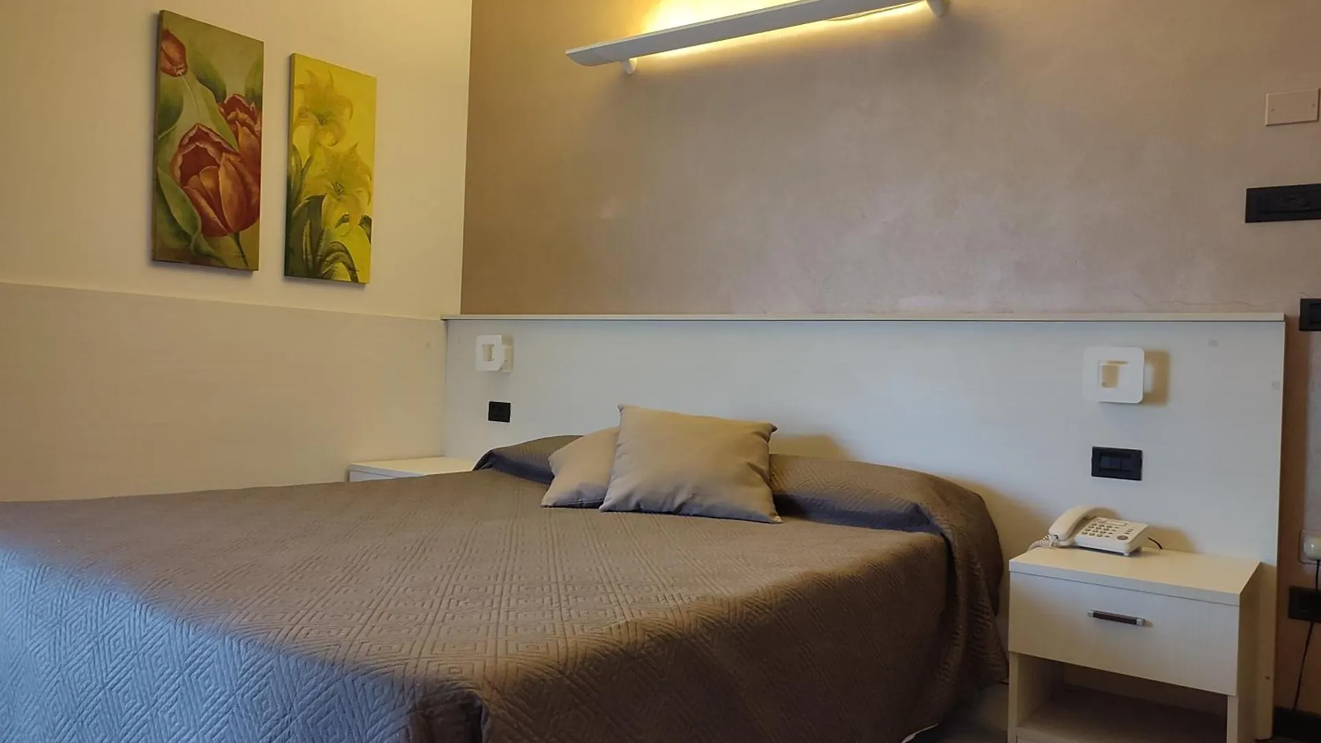 Albergo Al Cacciatore Desenzano del Garda 3*,  Italy